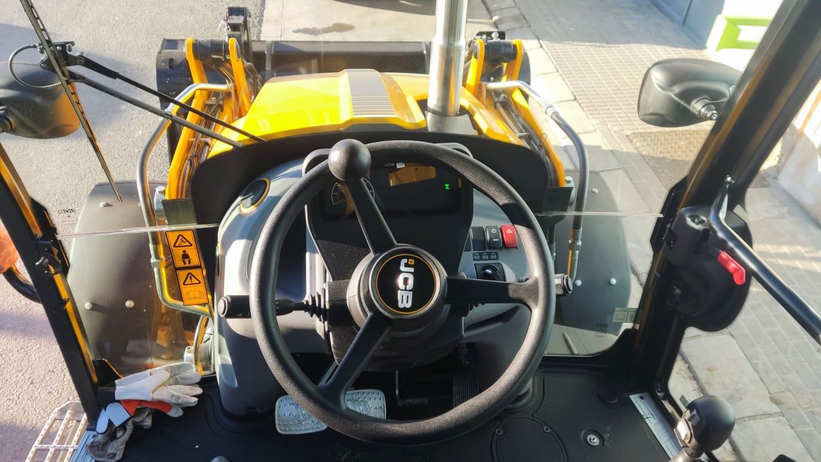 3.-NUEVA RETROEXCAVADORA