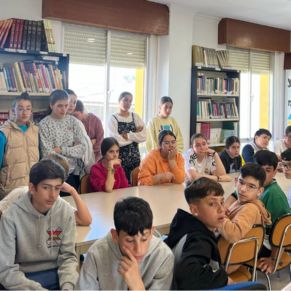1.-EL ALUMNADO DEL INSTITUTO VISITA LA BIBLIOTECA MUNICIPAL CON MOTIVO DEL DÍA DEL LIBRO