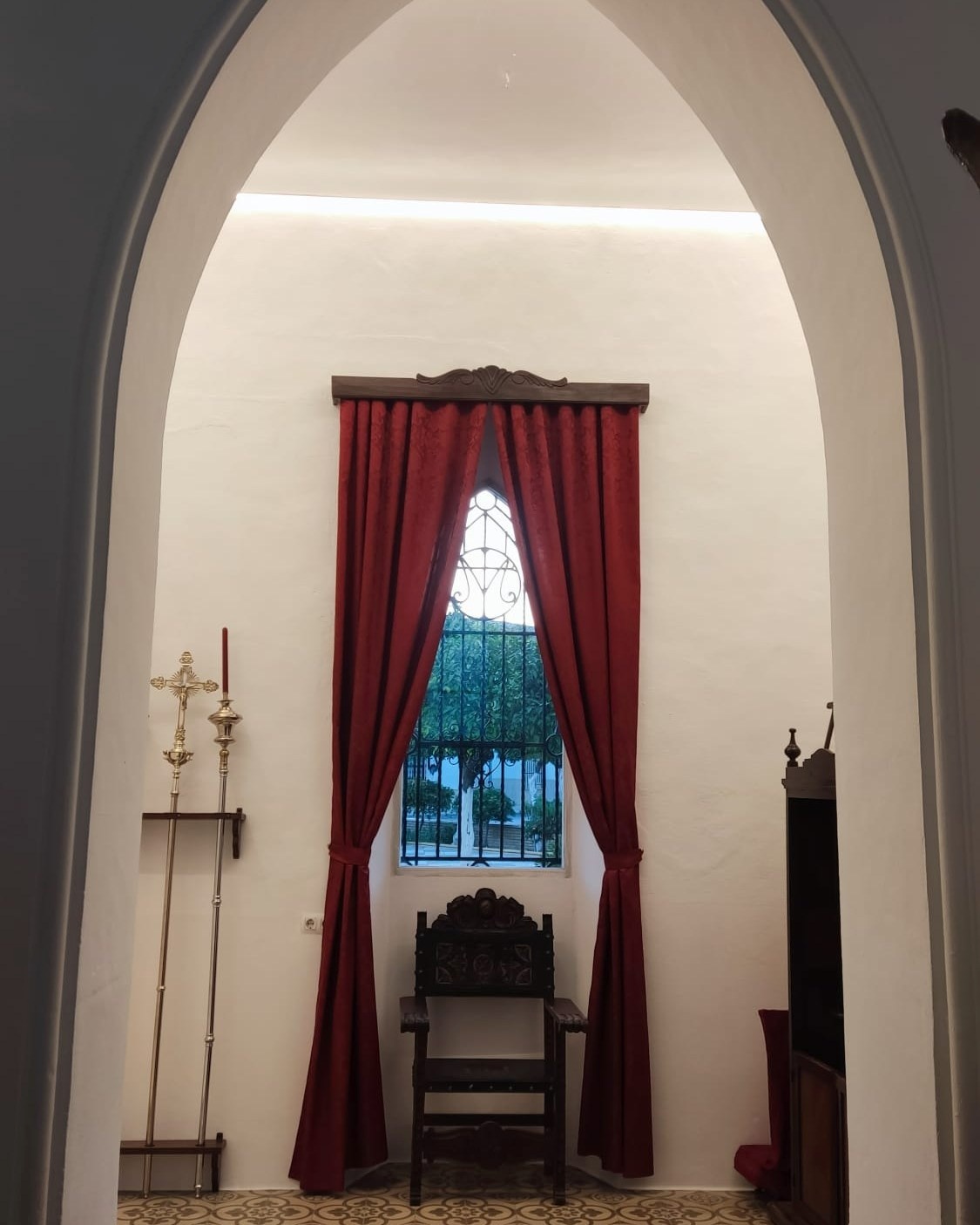 1.-El Ayuntamiento de El Rubio colabora en el pintado de la Capilla