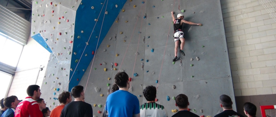 1.-Escalada en el rocódromo del pabellón municipal de El Rubio