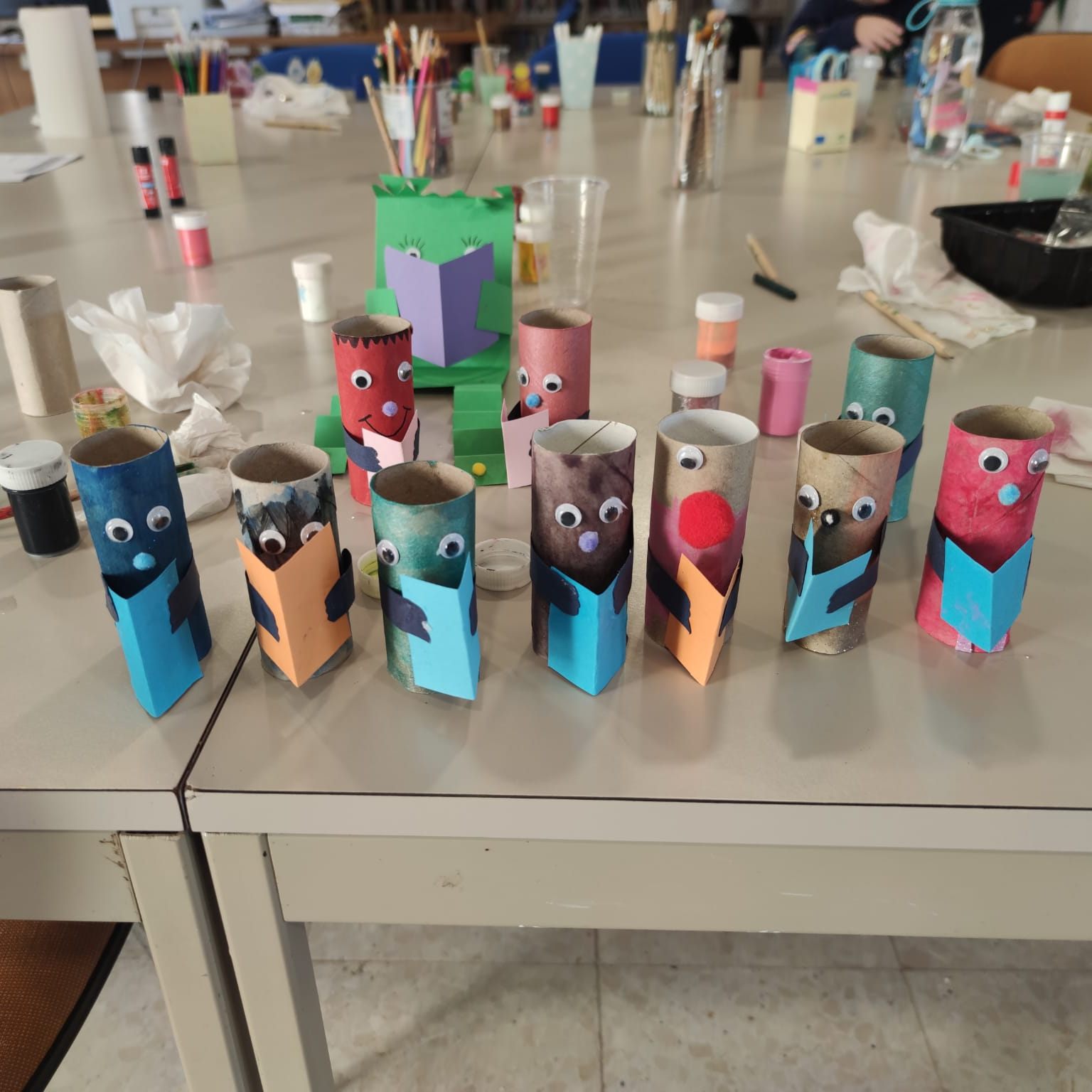 1.-TALLER DE LECTURA Y MANUALIDADES EN LA BIBLIOTECA MUNICIPAL