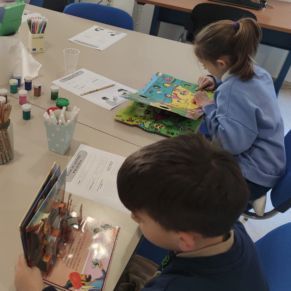 2.-TALLER DE LECTURA Y MANUALIDADES EN LA BIBLIOTECA MUNICIPAL