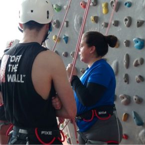 3.-Escalada en el rocódromo del pabellón municipal de El Rubio