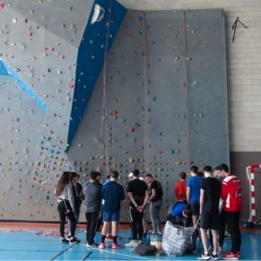 8.-Escalada en el rocódromo del pabellón municipal de El Rubio