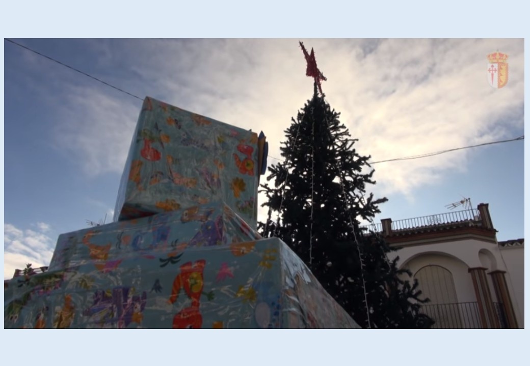 El Taller de los Valientes vuelve a adornar el árbol de navidad que decorará la Plaza toda la Navidad