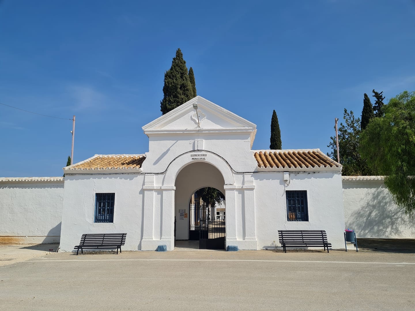 Labores de limpieza y mantenimiento en el Cementerio Municipal de El Rubio